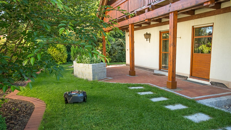 Gartenprojekt Hausen bei Forchheim, Hochbeet, Terrasse, Trittplatten, gepflegter Rasen