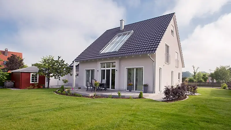 Einfamilienhaus, Garten, Blick zur Terrasse, Rasen, BELLA FLORA GmbH